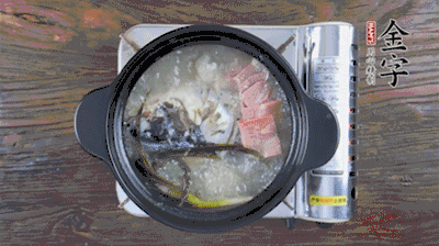 放豆腐、海鲜菇继续中小火煮5分钟。
