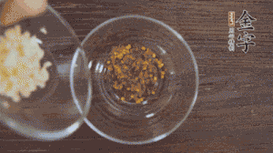 调配酱汁：依据口味倒入适量的蒜末、辣椒面、芝麻、醋、生抽、盐、白糖，最后倒入热油搅拌均匀。