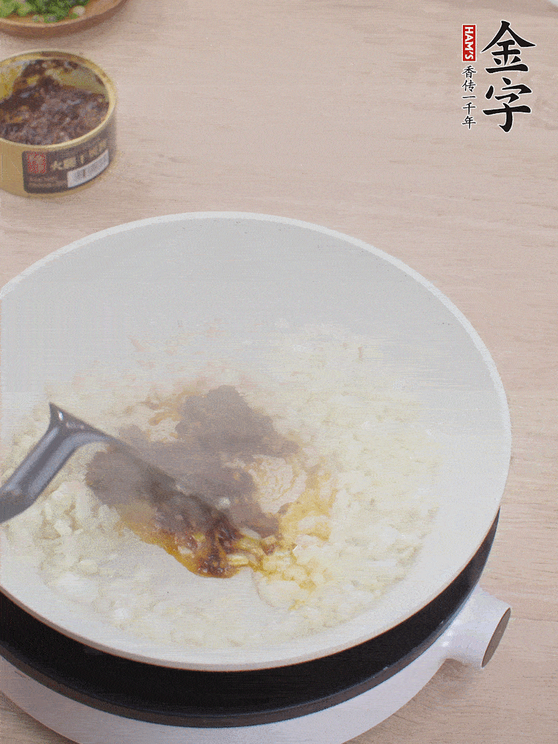 留底油，洋葱丁、蒜末、韦德官方网站干贝酱煸香。