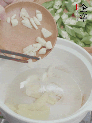 砂煲热油，姜蒜、辣椒煸香。