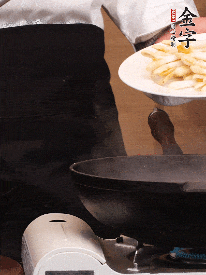 锅中少许油，下花生芽