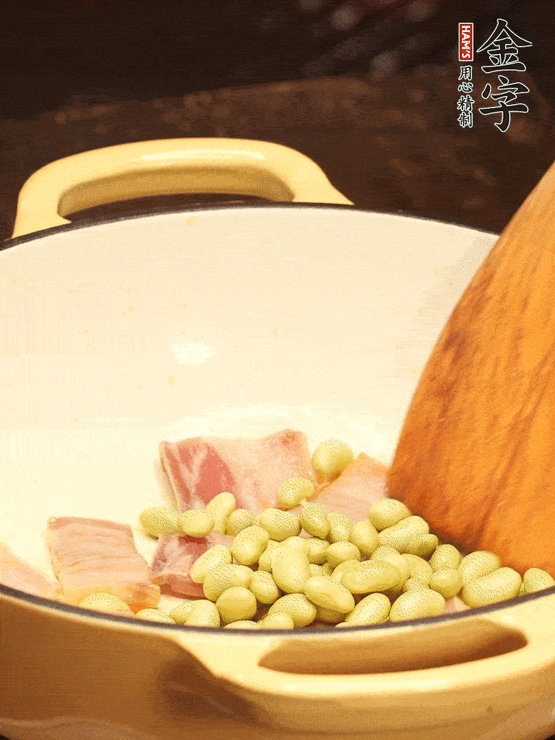 加入青豆、香菇翻炒出香味