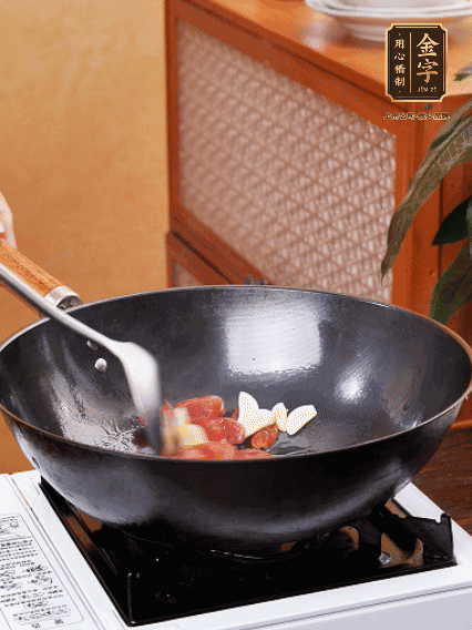 热油，香肠微微煸出香味，加蒜片、小米辣