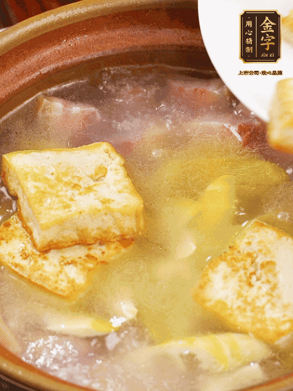 再放豆腐炖煮10分钟，加豆瓣继续煮2分钟